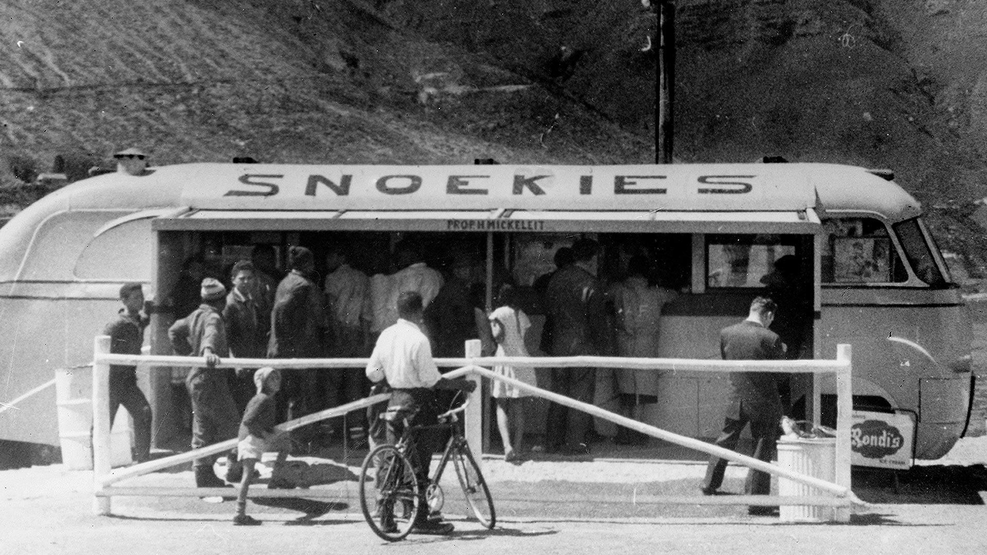 Snoekies old bus, converted into a takeaway cafe and positioned it at the end of Harbour Road, Hout Bay (c.1951).